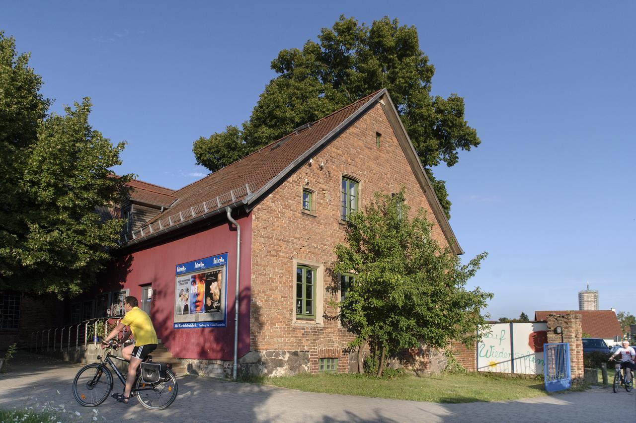 Basiskulturfabrik Oeko-Hotel Neustrelitz Buitenkant foto
